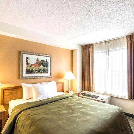Quality Inn & Suites ミルウォーキー エクステリア 写真