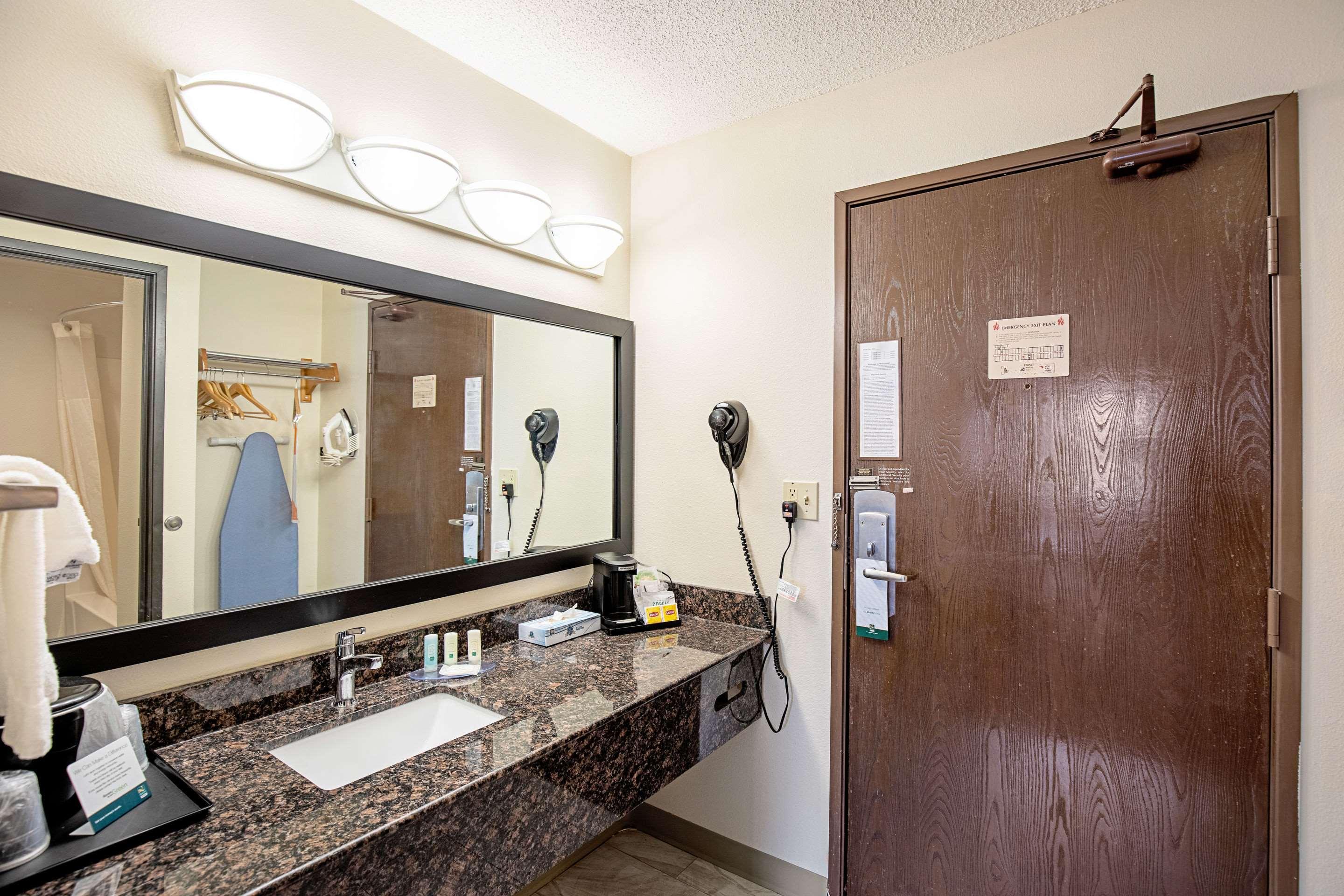 Quality Inn & Suites ミルウォーキー エクステリア 写真
