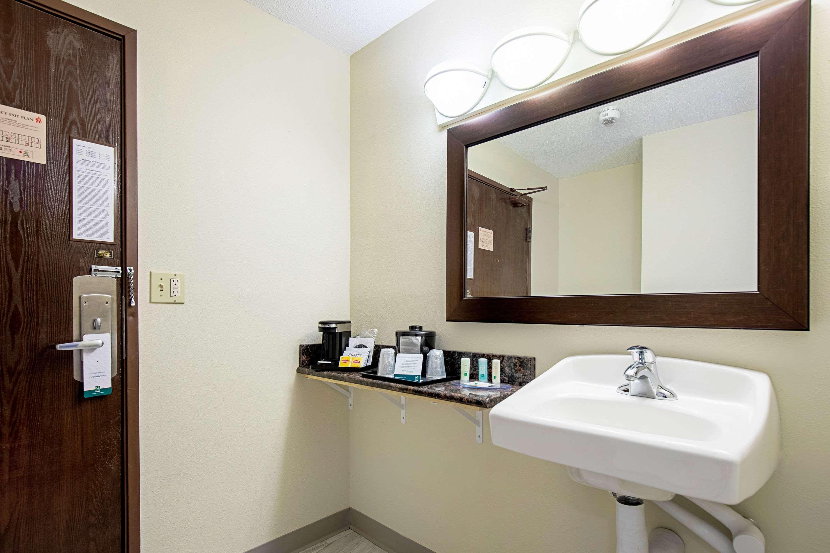 Quality Inn & Suites ミルウォーキー エクステリア 写真