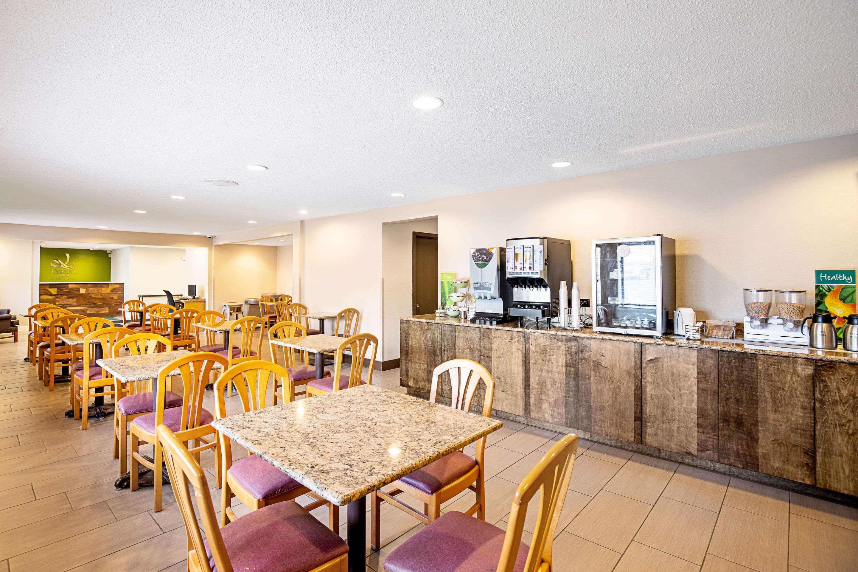 Quality Inn & Suites ミルウォーキー エクステリア 写真