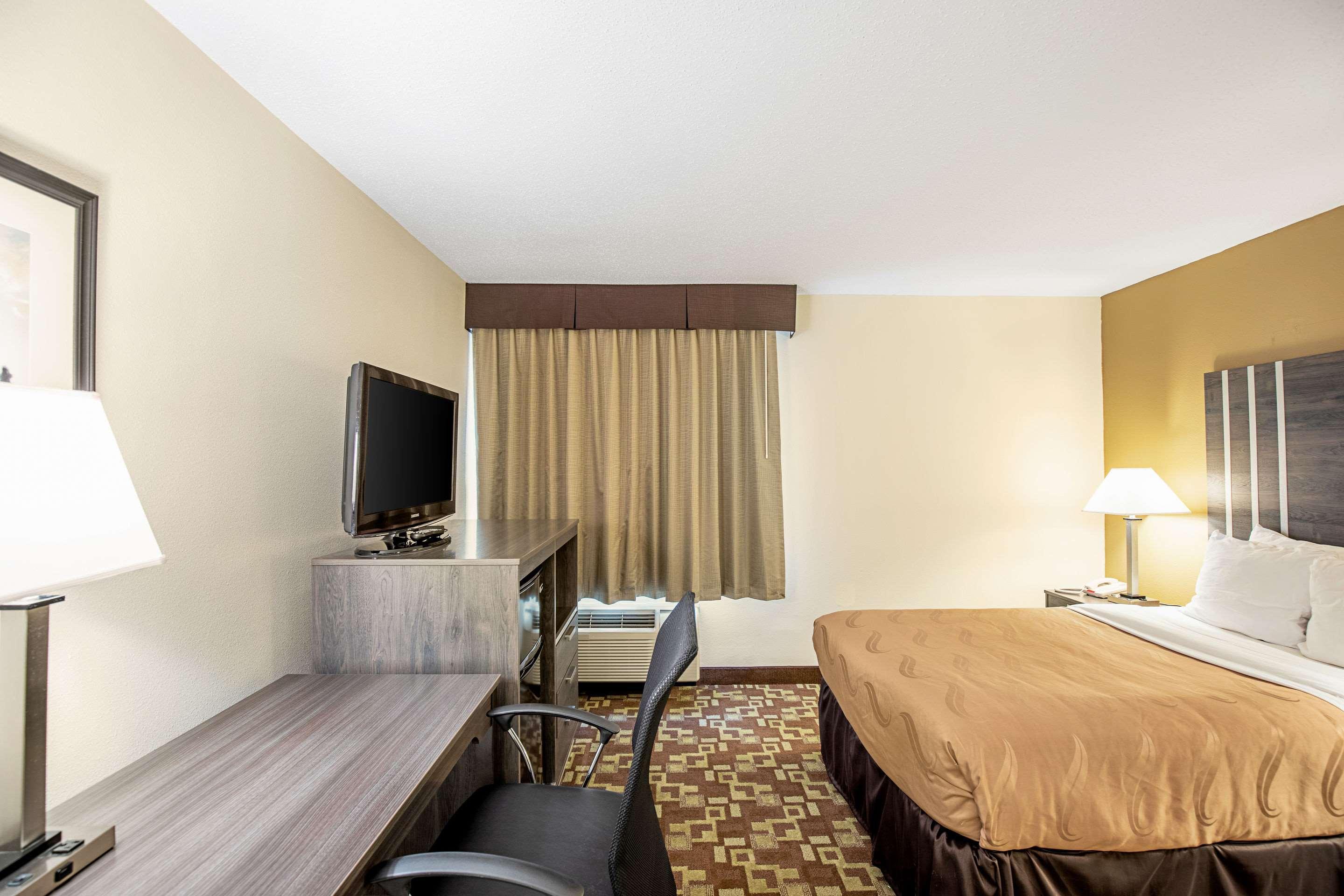 Quality Inn & Suites ミルウォーキー エクステリア 写真