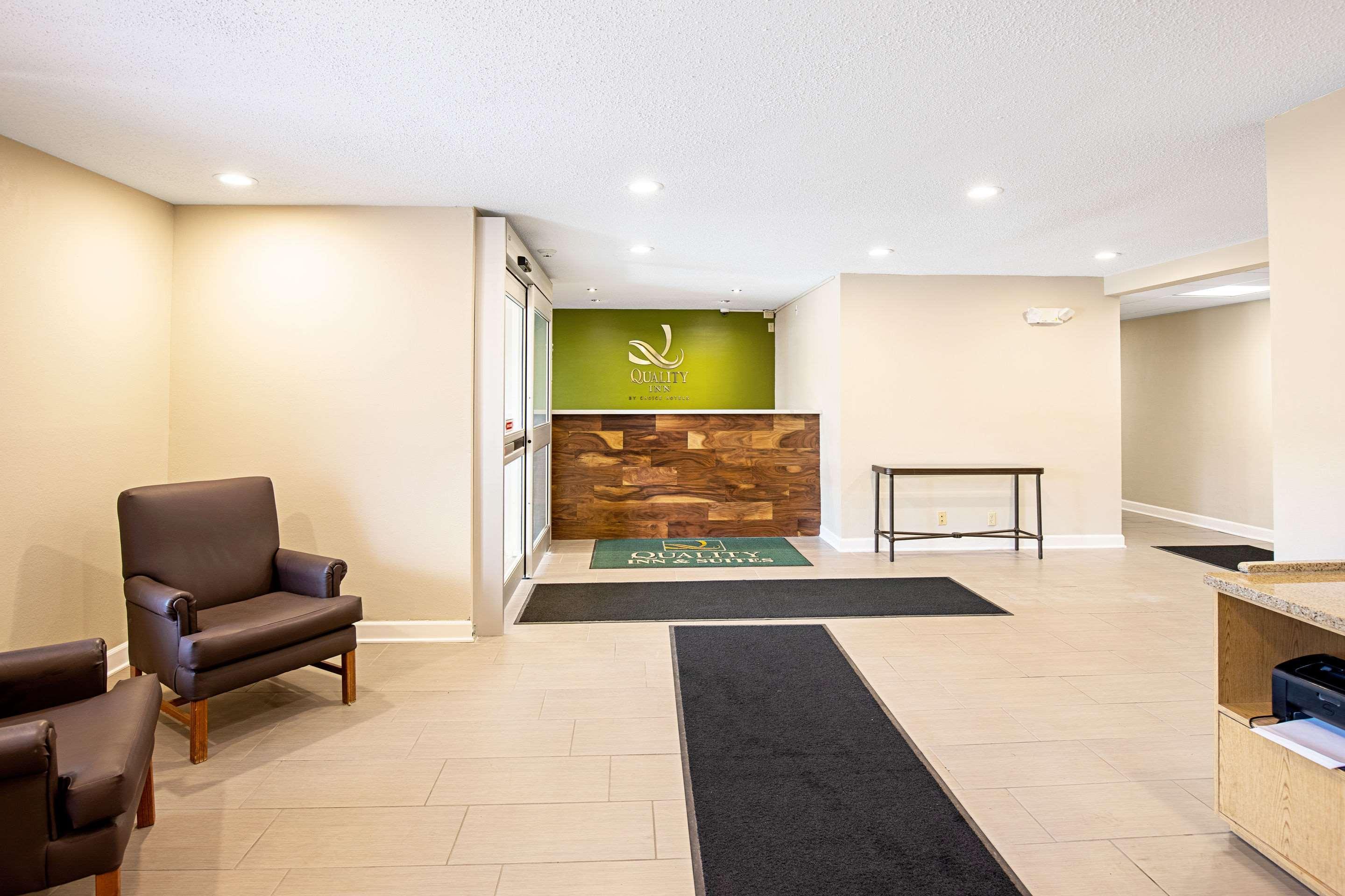 Quality Inn & Suites ミルウォーキー エクステリア 写真