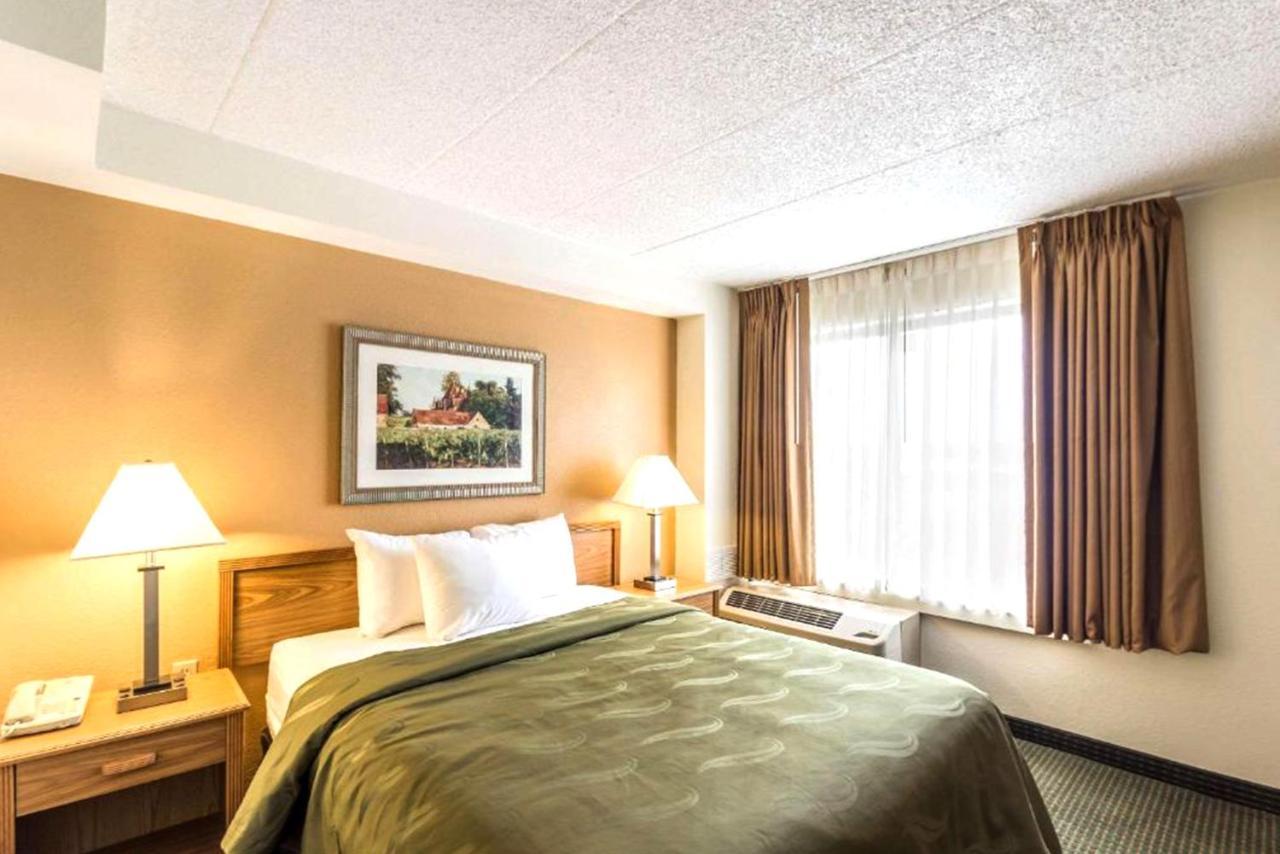 Quality Inn & Suites ミルウォーキー エクステリア 写真
