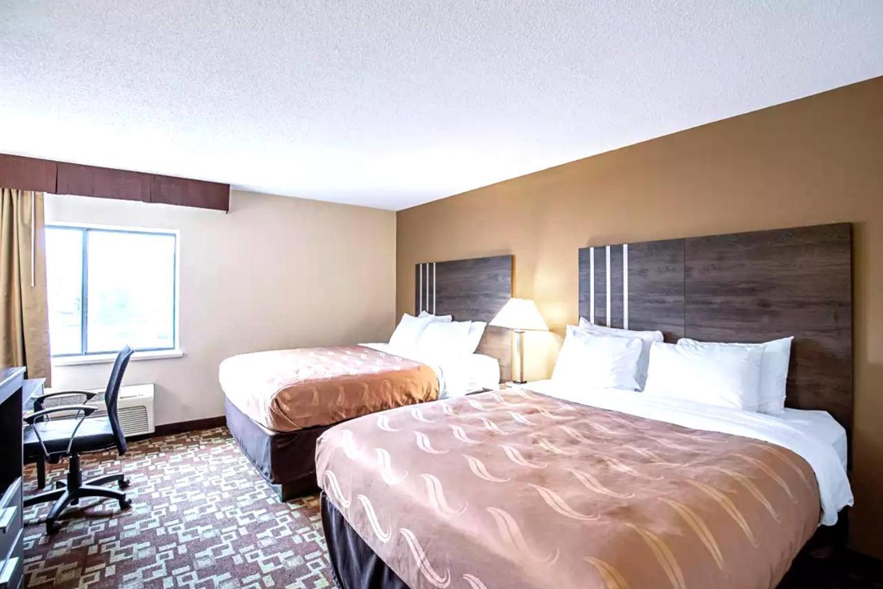 Quality Inn & Suites ミルウォーキー エクステリア 写真