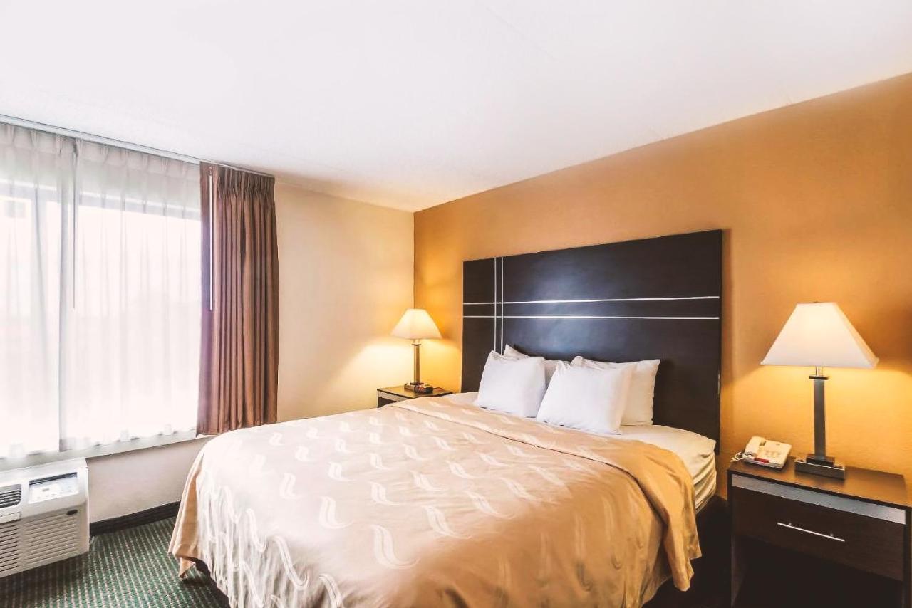 Quality Inn & Suites ミルウォーキー エクステリア 写真