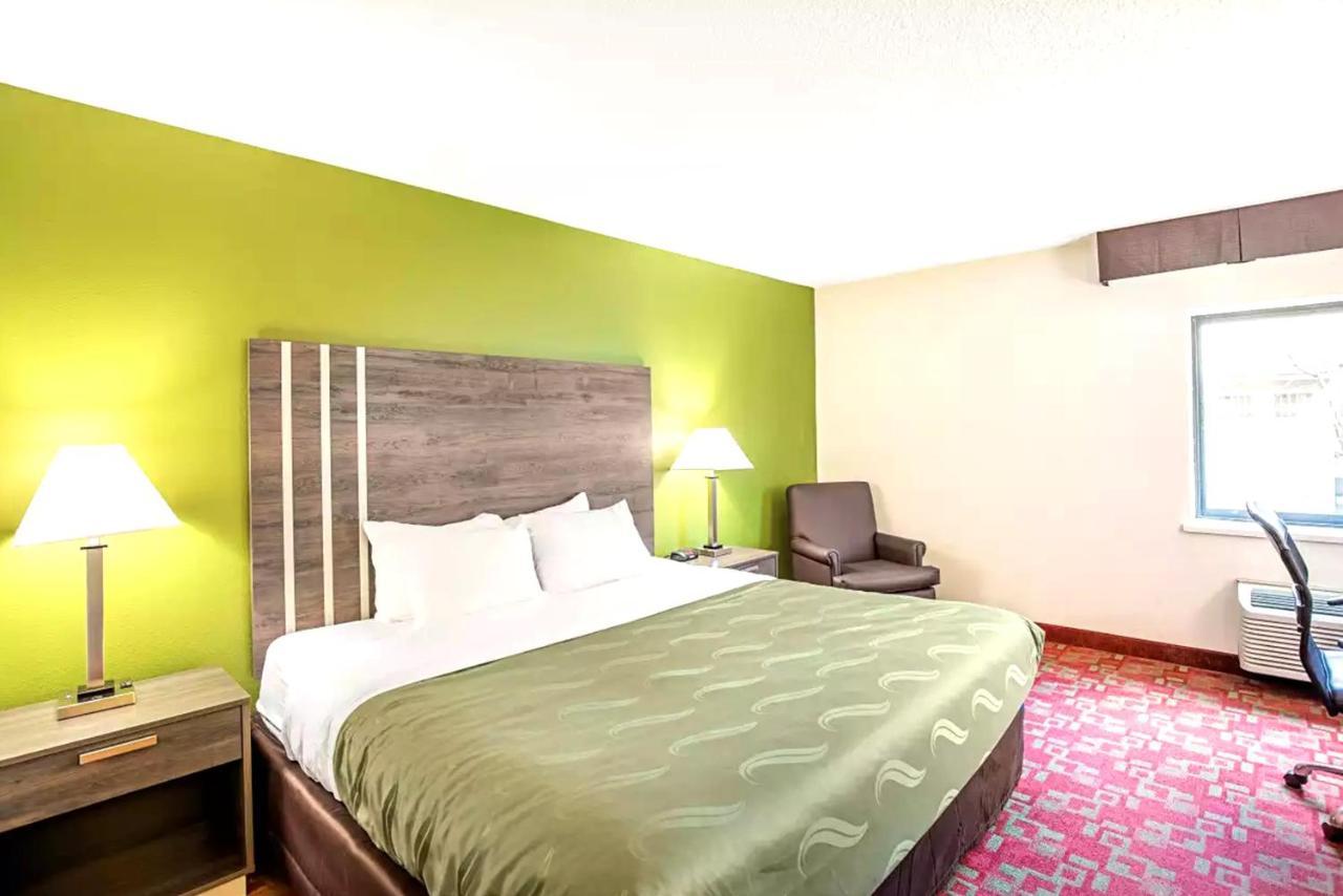 Quality Inn & Suites ミルウォーキー エクステリア 写真