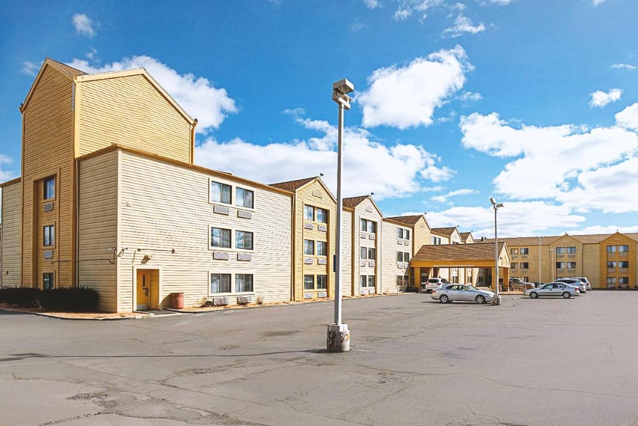 Quality Inn & Suites ミルウォーキー エクステリア 写真