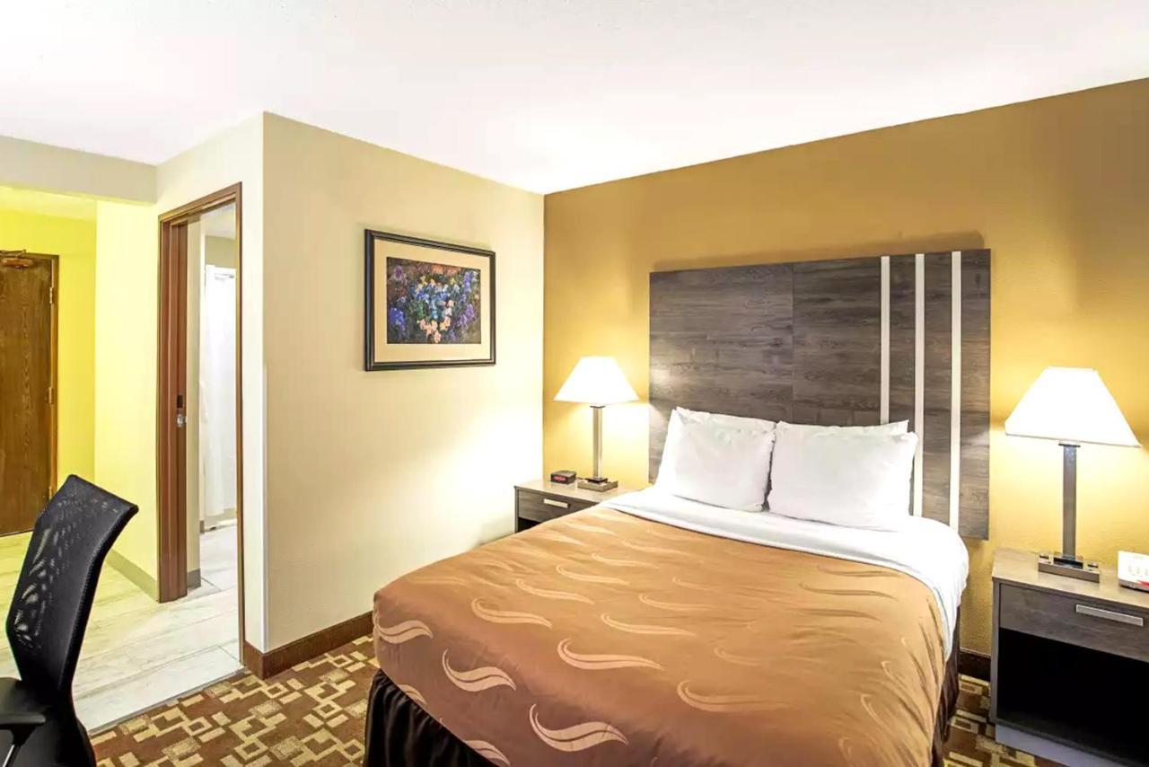 Quality Inn & Suites ミルウォーキー エクステリア 写真