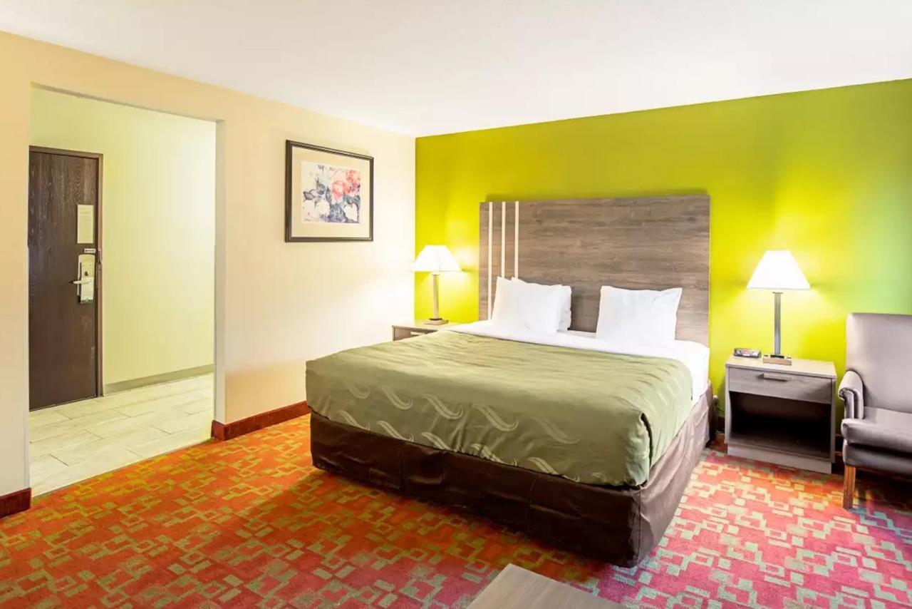 Quality Inn & Suites ミルウォーキー エクステリア 写真