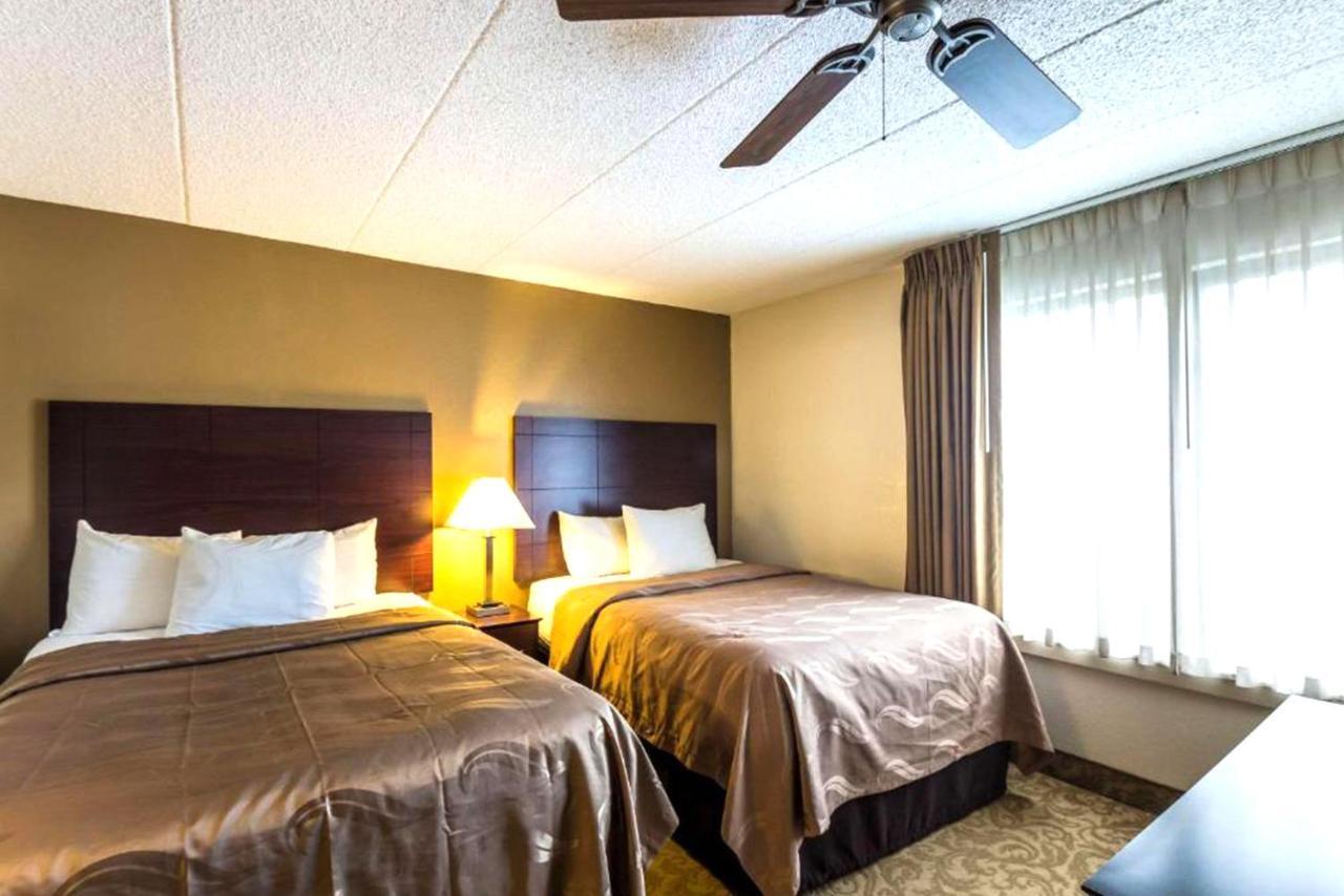 Quality Inn & Suites ミルウォーキー エクステリア 写真