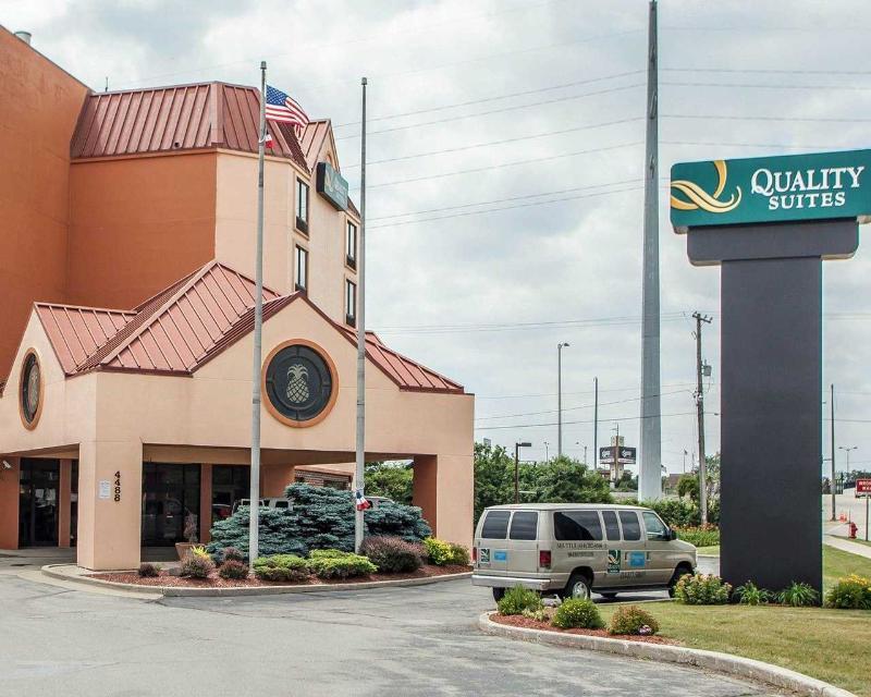 Quality Inn & Suites ミルウォーキー エクステリア 写真