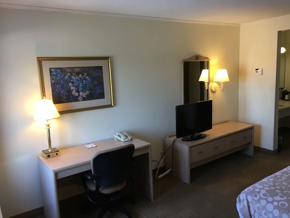Quality Inn & Suites ミルウォーキー エクステリア 写真