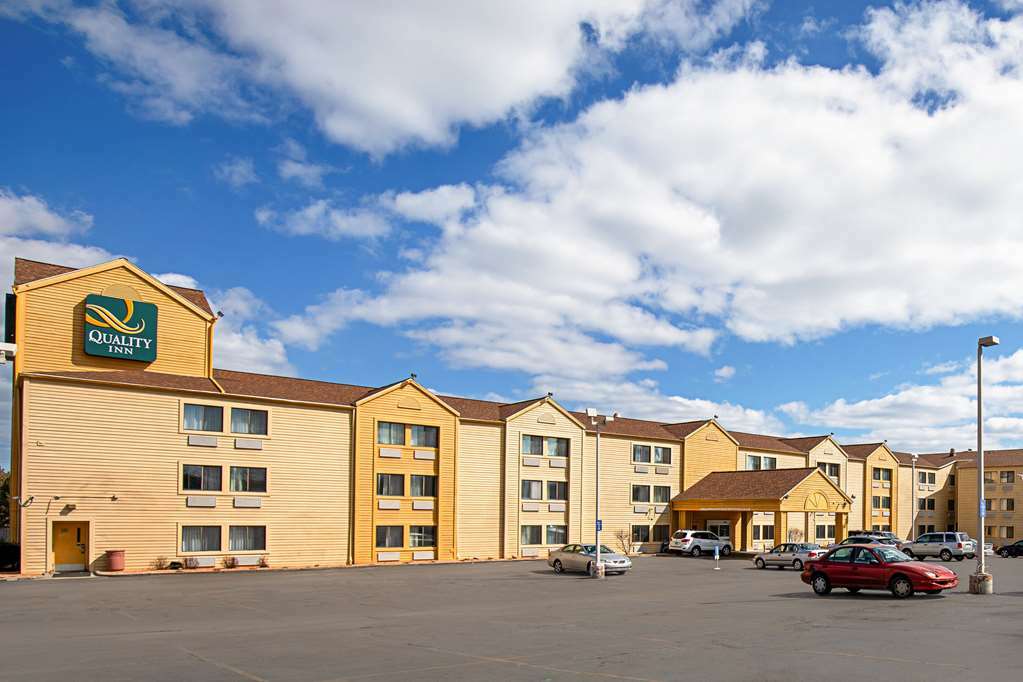 Quality Inn & Suites ミルウォーキー エクステリア 写真
