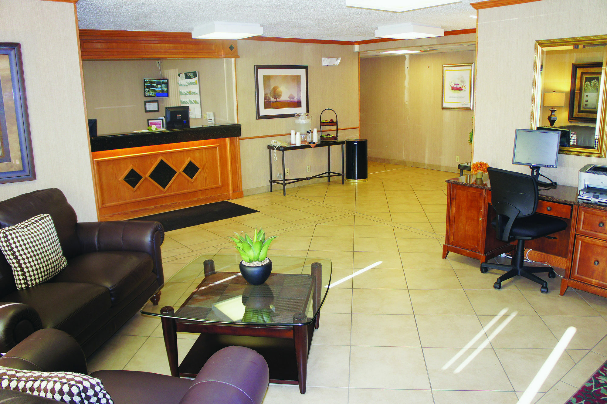 Quality Inn & Suites ミルウォーキー エクステリア 写真
